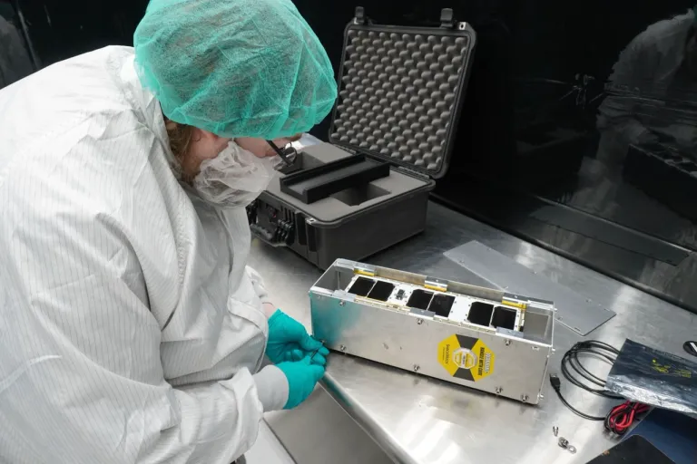 ภาพของดาวเทียม SNAPPY ขณะเตรียมเพื่อส่งขึ้นสู่อวกาศ ภาพจาก SpaceX
