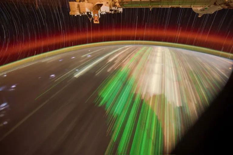 &lsquo;แสงเหนือเมืองไทย (Thai aurora)&rsquo; หรือออโรราจากไฟเรือประมงในท้องทะเลไทย (ภาพจาก: Don Pettit/NASA)