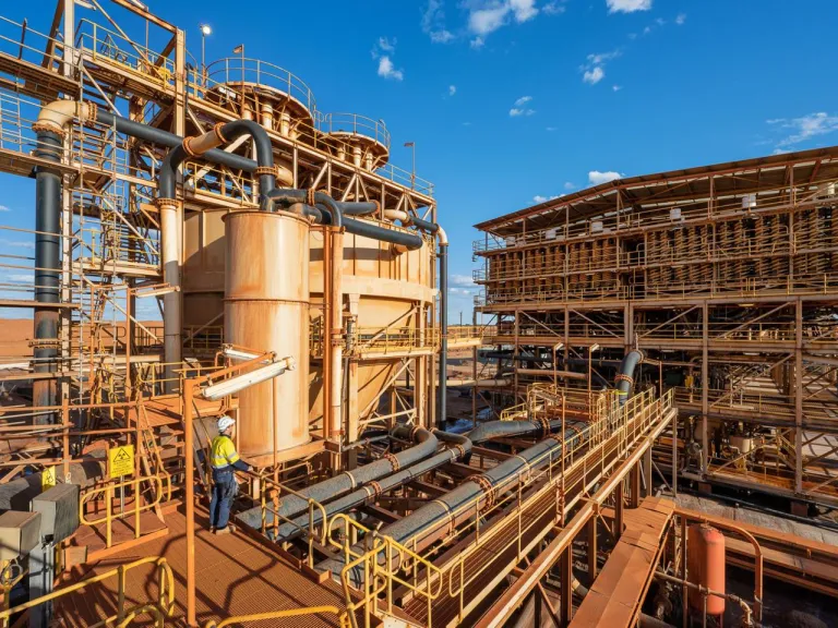 การถลุงแร่แรร์เอิร์ธ ภาพจาก Mark Zed/Iluka Resources/Supplied