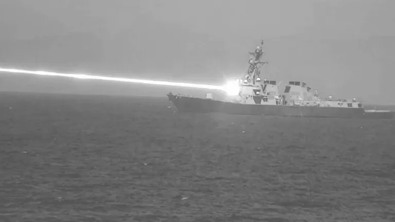 การทดสอบเลเซอร์เฮลิออสของฝั่งสหรัฐฯ : ที่มาภาพ United States Navy