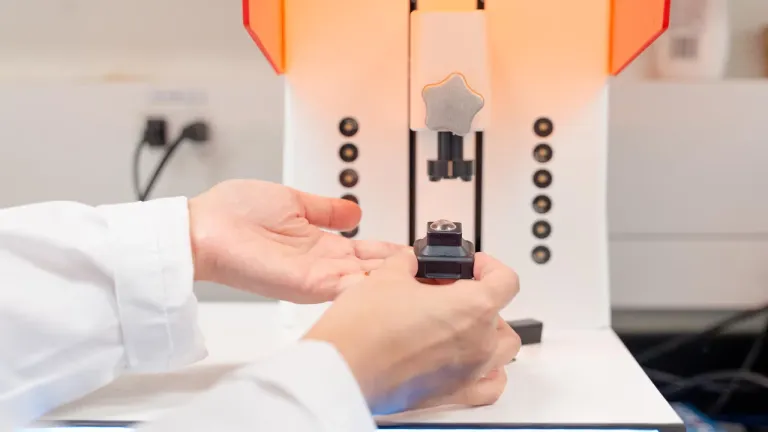 การผลิตและทดลอง คอนแท็กต์เลนส์ 3D Print