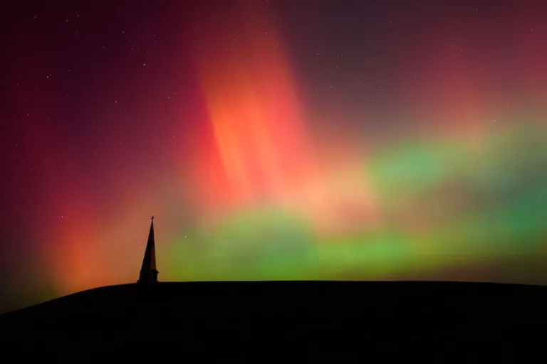 แสงออโรราในรัฐแคนซัส สหรัฐฯ (ภาพจาก: AP Photo/Charlie Riedel)