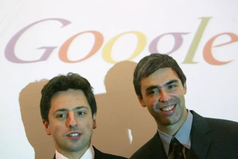 บริน (ขวา) และเพจ ผู้ก่อตั้ง Google เมื่อปี 2004 (ภาพจาก: John MacDougall/AFP)