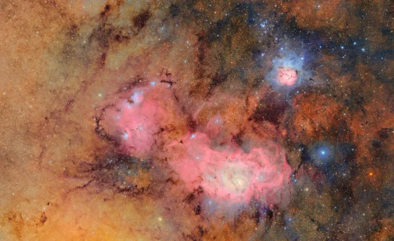 ภาพถ่ายที่ประกอบด้วยเนบิวลา Trifid และ Lagoon (ภาพจาก: HANDOUT/NSF-DOE Vera C. Rubin Observatory/AFP)