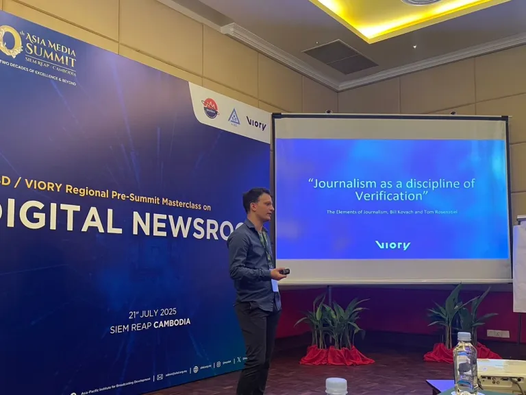 "การสื่อสารมวลชนในฐานะการตรวจสอบแขนงหนึ่ง" โควตจากหนังสือ 'The Element of Journalism' โดย Bill Kovach และ Tom Rosenstiel