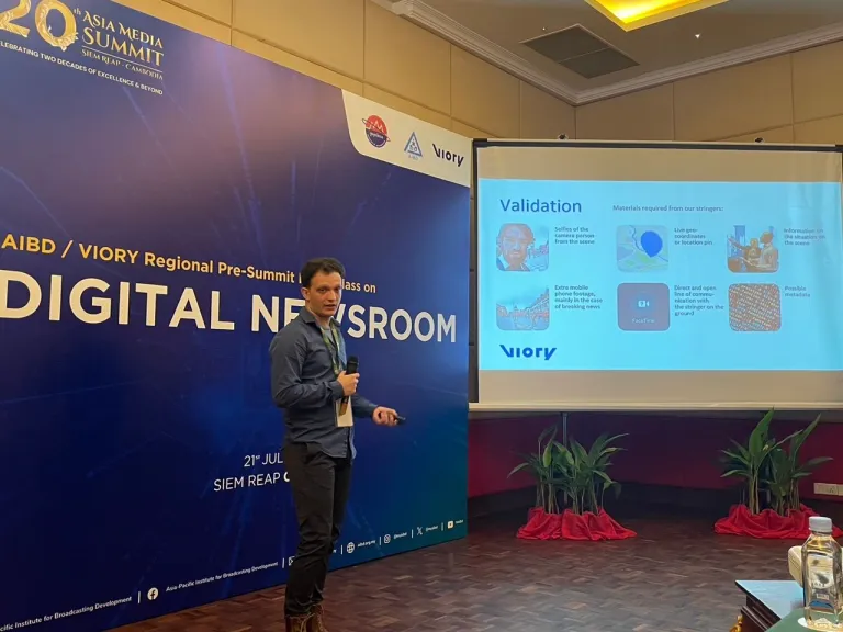 ซานนิโกส ขณะกำลังอธิบายวิธีการตรวจสอบข่าวและคนทำข่าว ในงาน Asia Media Summit ครั้งที่ 20 ณ จังหวัดเสียมราฐ ประเทศกัมพูชา
