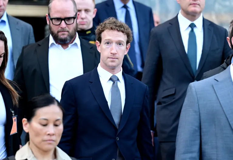 มาร์ก ซักเกอร์เบิร์ก ขณะกำลังเดินออกจากศาลของลอสแอนเจลิส (ภาพ: Wally Skalij/Getty Images via AFP)
