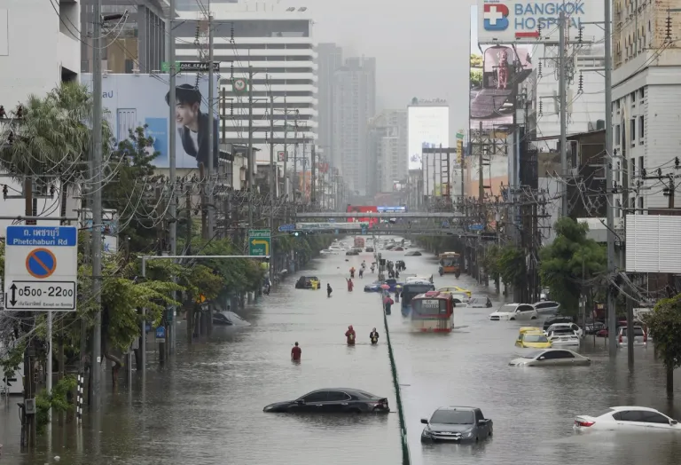 น้ำท่วมกรุงเทพมหานครเมื่อช่วงปลายเดือนกันยายน 2026 : ที่มาภาพ LILLIAN SUWANRUMPHA / AFP