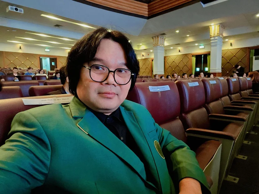 รศ.ดร.วีรชัย พุทธวงศ์ หรือ อาจารย์อ๊อด อาจารย์ประจำภาควิชาเคมี คณะศิลปศาสตร์และวิทยาศาสตร์ มหาวิทยาลัยเกษตรศาสตร์