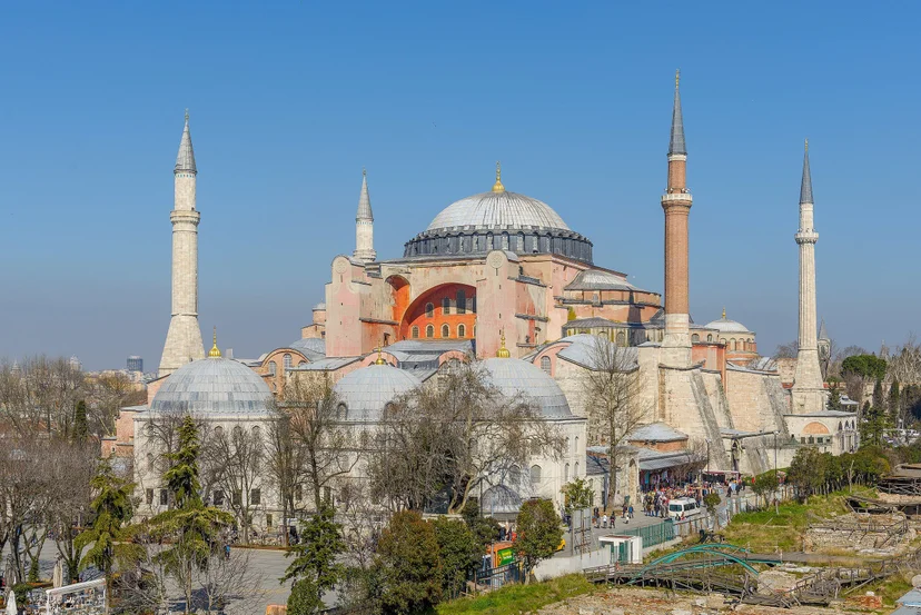 มัสยิดใหญ่ในอิสตันลูล "ฮาเกียโซเฟีย" | ภาพโดย Arild Vågen - https://commons.wikimedia.org/wiki/File:Hagia_Sophia_Mars_2013.jpg
