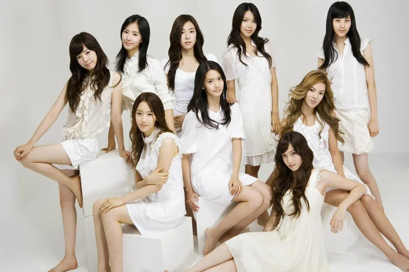 หญิงสาวทั้ง 9 จากวง Girls' Generation ได้แก่ ซันนี่, ยูริ, ทิฟฟานี่, ซูยอง, ซอฮยอน, แทยอน, ยุนอา, เจสสิก้า และฮโยยอน (จากด้านหลังมาด้านหน้า เรียงจากซ้ายไปขวา) 