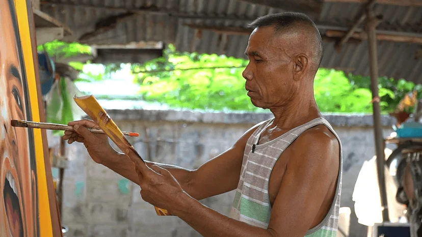  “ลุงสมชาย กองศรี” ยึดอาชีพช่างวาดป้ายคัตเอาต์หนัง