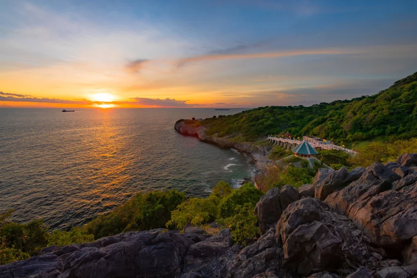 เกาะสีชัง ภาพจากการท่องเที่ยวแห่งประเทศไทย (ททท.)