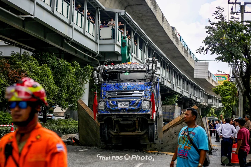 ถนนทรุดตัวหน้าซอยสุขุมวิท 64/1 รถสิบล้อตกหลุมขนาดใหญ่