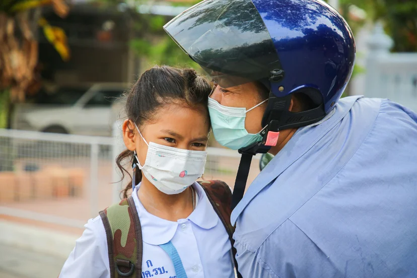 พ่อลูกคู่หนึ่งในวันเปิดเทอม กรุงเทพฯ พ.ศ. 2566 (ภาพจาก Thai PBS Media Stock)