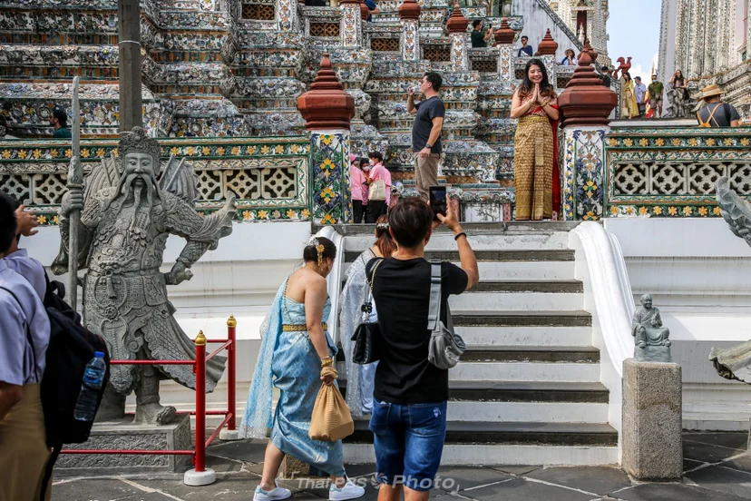 นักท่องเที่ยวชาวต่างชาติฮิตเช่าชุดไทย ห่มสไบเที่ยววัดอรุณฯ