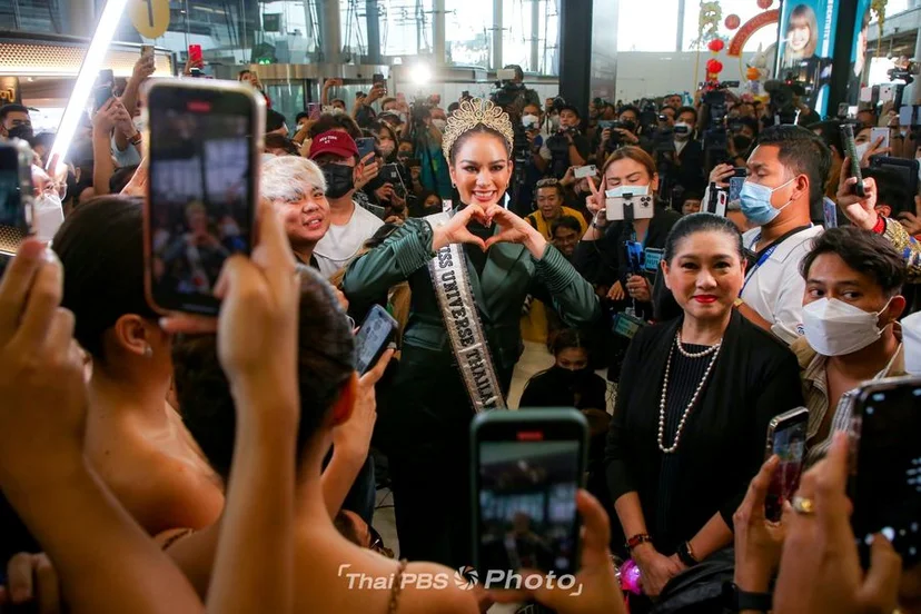 แฟนนางงามแห่ต้อนรับ 