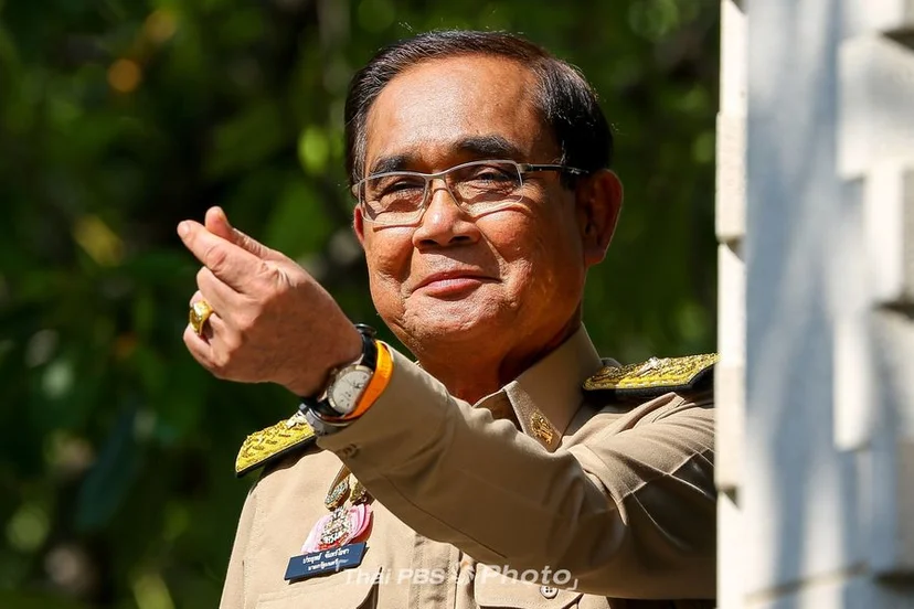 นายกฯ ขอบคุณและถ่ายรูปร่วมกับสื่อมวลชน อำลายุบสภา