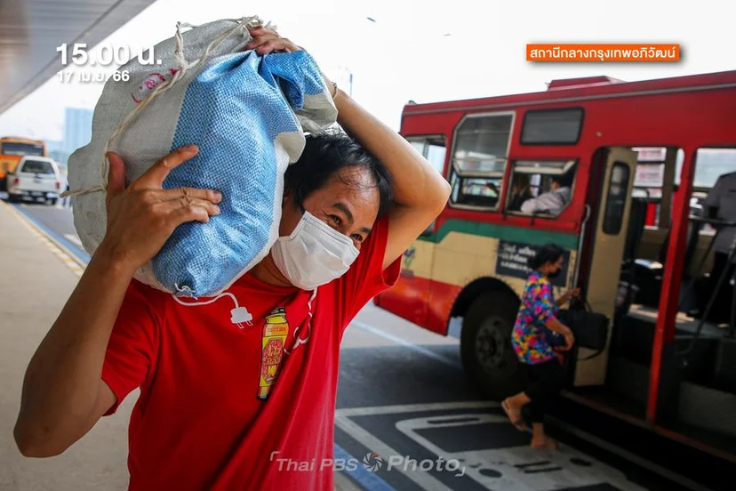 ประชาชนทยอยเดินทางกลับจากภูมิลำเนา