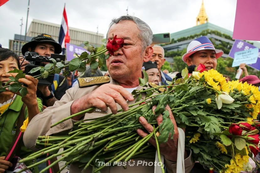 เครือข่ายกลุ่มปกป้องสถาบันฯ รวมตัวมอบดอกไม้ ส.ว.
