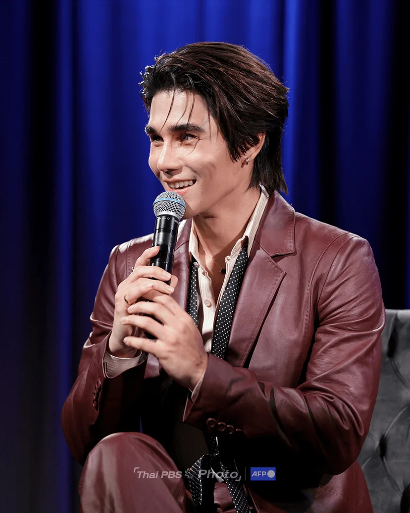 เจฟ ซาเตอร์ ขณะหันไปมองแฟนคลับบนเวที Global Spin Live เมื่อวันที่ 3 มี.ค. 69 (ภาพ: Rebecca Sapp/Getty Images via AFP)