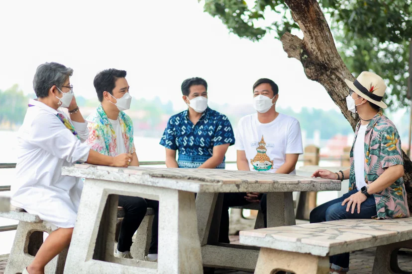 เอ๊ะ จิรากร และเพื่อนสมัยเรียนอยู่ที่โรงเรียนอัมพวันวิทยาลัย