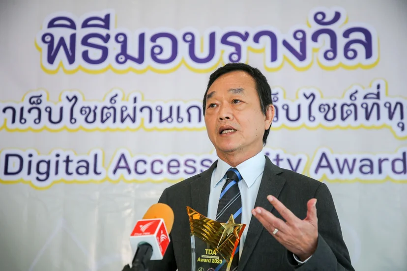 ภาพ นายอนุพงษ์ ไชยฤทธิ์ รองผู้อำนวยการ ส.ส.ท. ด้านเทคโนโลยีการกระจายสื่อ กล่าวในงาน
