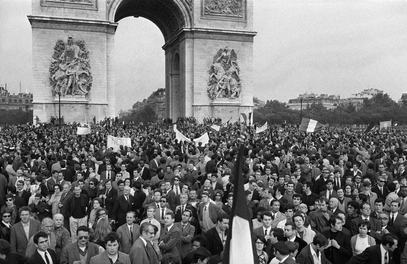 กลุ่มผู้สนับสนุนประธานาธิบดีเดอ โกล มาชุมนุมที่ประตูชัย (Arc de Triomphe) เมื่อวันที่ 30 พ.ค. 1698 (ภาพจาก: AFP)