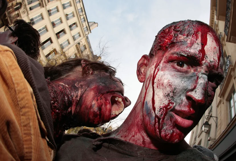 ผู้คนในปารีสแต่งตัวเป็นซอมบี้เพื่อฉลองวันฮาโลวีนประจำปี 2009 (ภาพจาก: Francois Guillot/AFP)