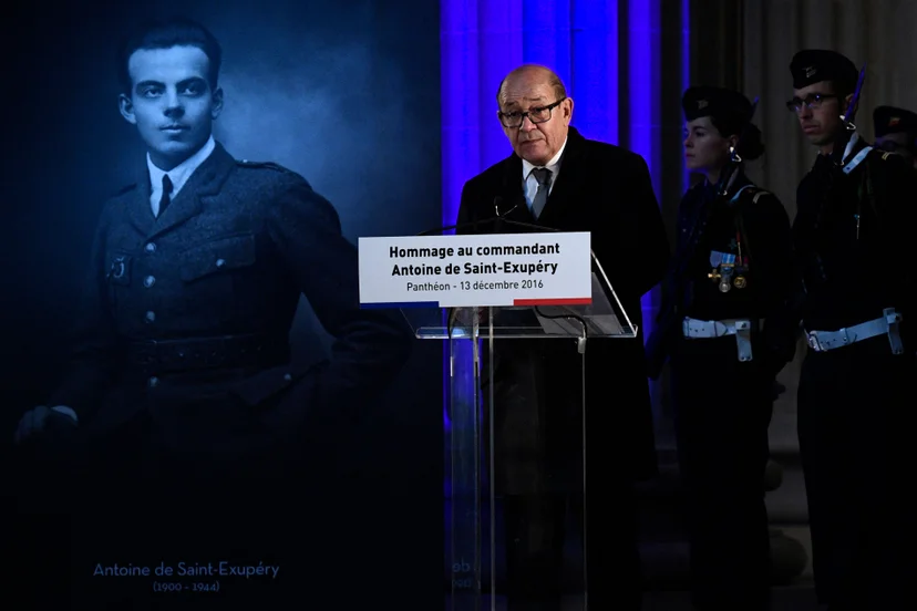 Jean-Yves Le Drian รมต. กลาโหมฝรั่งเศสในขณะนั้น กำลังกล่าวสดุดี Saint-Exupéry หน้าอนุสรณ์สถาน Panthéon เมื่อวันที่ 13 ธ.ค. 2016 (ภาพจาก: Artin Bureau/AFP)
