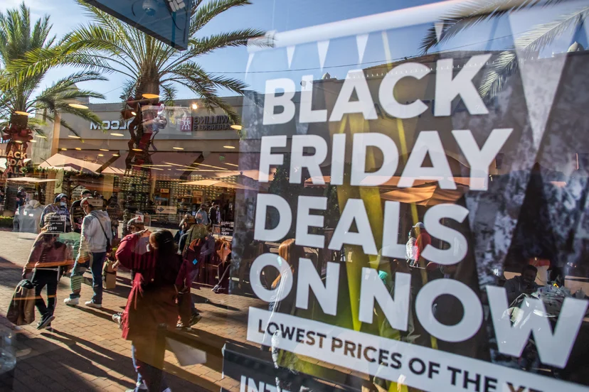 ปัจจุบัน ร้านค้าหลายแห่งในสหรัฐฯ เริ่มแคมเปญ Black Friday ตั้งแต่ช่วงเย็นของวันขอบคุณพระเจ้า (ภาพจาก: Apu Gomes/AFP)