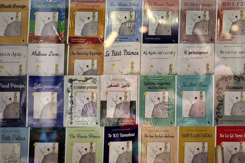 หนังสือเจ้าชายน้อยในภาษาต่าง ๆ ที่ร้านหนังสือแห่งหนึ่งในเมืองตูลูส ฝรั่งเศส (ภาพจาก: Valentine Chapuis/AFP)