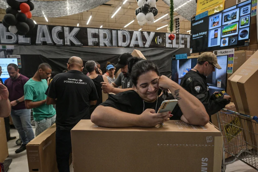 หญิงคนหนึ่งในไฮเปอร์มาเก็ตที่บราซิล ช่วงเทศกาล Black Friday เมื่อปี 2024 (ภาพจาก: Nelson Almeida/AFP)