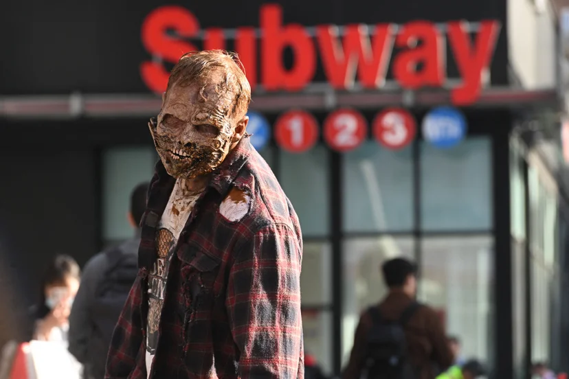 ซอมบี้ปลอมเดินโปรโมทซีรีส์ The Walking Dead: Dead City ในปี 2025 น่าคิดเช่นกันว่า หากเกิดซอมบี้จริง ๆ แล้วจะเป็นอย่างไร ? (ภาพจาก: Noam Galai/Getty Images via AFP)