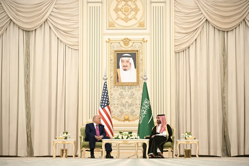 การพบปะระหว่างมงกุฎราชกุมาร Mohammed bin Salman และ Trump เมื่อวันที่ 13 พ.ค. 68 (ภาพจาก: Brendan Smialowski/AFP)