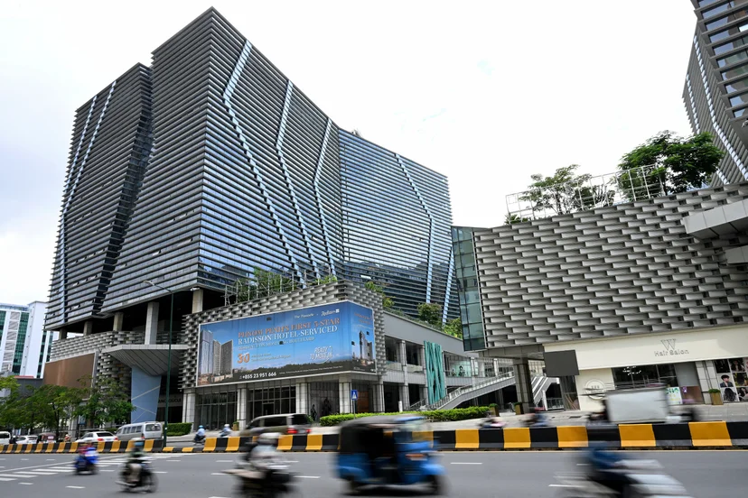 กลุ่มอาคาร Prince International Plaza ในกรุงพนมเปญของปรินซ์กรุ๊ป ซึ่งถูกกล่าวหาว่าพัวพันกับกลุ่มสแกมเมอร์รายใหญ่ (ภาพจาก: Tang Chhin Sothy/AFP)