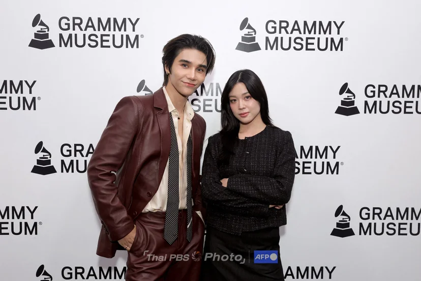 เจฟ ซาเตอร์ และเอมิลี เหมย พิธีกรของงาน Global Spin Live เมื่อวันที่ 3 มี.ค. 69 (ภาพ: Rebecca Sapp/Getty Images via AFP)