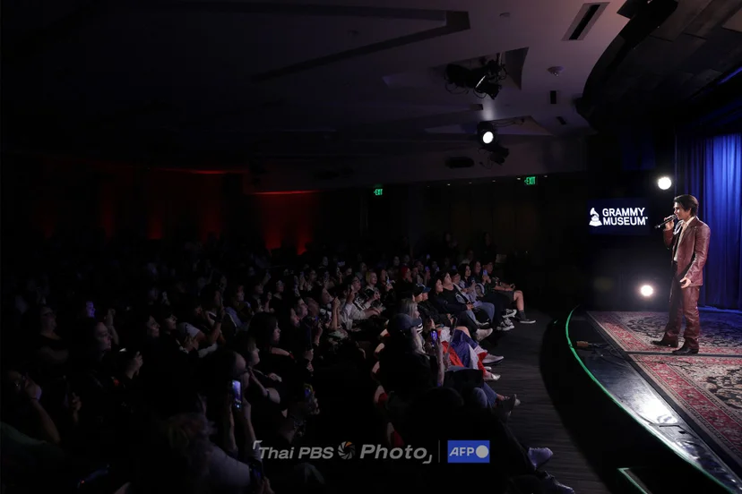 เจฟ ซาเตอร์ ขณะพูดคุยกับแฟนคลับบนเวที Global Spin Live เมื่อวันที่ 3 มี.ค. 69 (ภาพ: Rebecca Sapp/Getty Images via AFP)