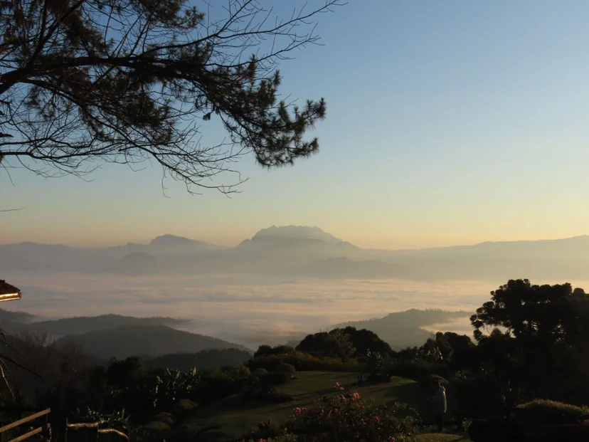 ทะเลหมอกดอยกิ่วลม (ภาพจาก: อุทยานแห่งชาติห้วยน้ำดัง - Huai Nam Dang National Park 31 ธ.ค. 67)