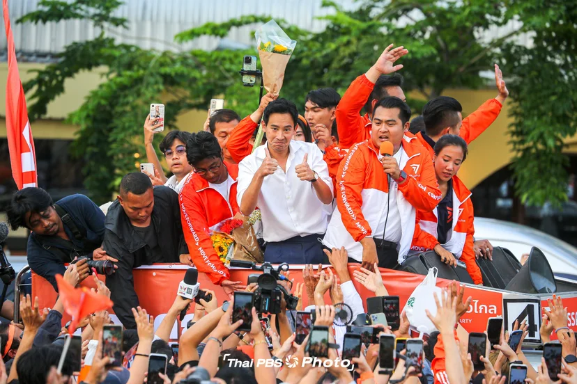 “ก้าวไกล” ขึ้นรถแห่ขอบคุณทุกคะแนนเสียง