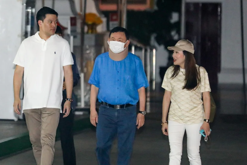 ทักษิณ ไหว้ศาลหลักเมืองกรุงเทพมหานครเอาฤกษ์เอาชัย ก่อนบินไปเชียงใหม่