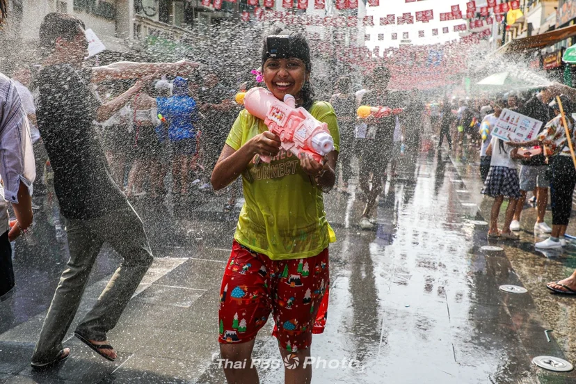 ถนนข้าวสาร เริ่มสาดน้ำสงกรานต์วันแรก สนุกชุ่มฉ่ำคลายร้อน