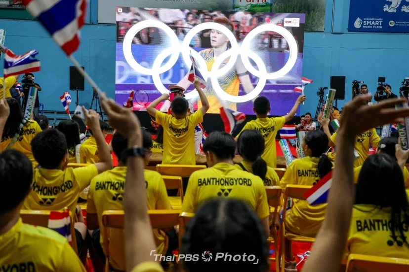 ภาพการส่งแรงเชียร์ วิว-กุลวุฒิ วิทิตศานต์