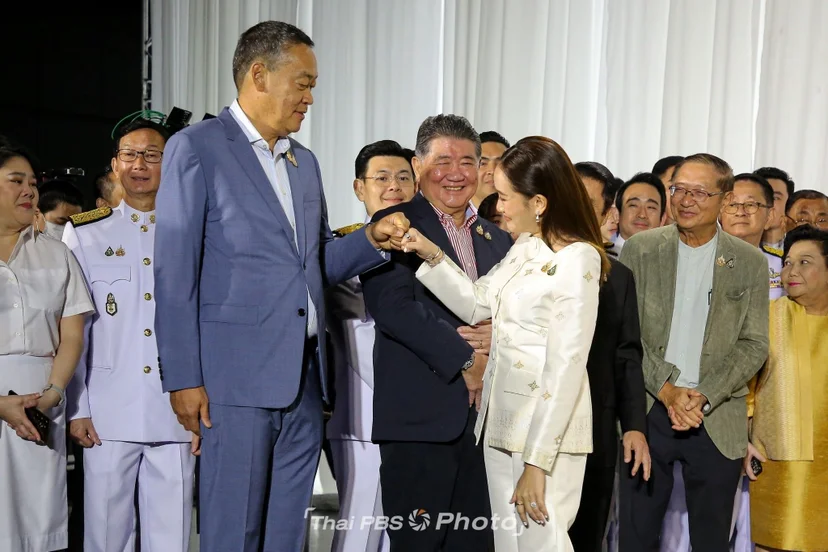 ภาพนายกรัฐมนตรีแพทองธาร ชินวัตร และ นายเศรษฐา ทวีสิน