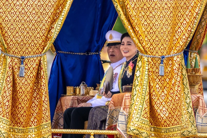 ภาพพระบาทสมเด็จพระเจ้าอยู่หัวและสมเด็จพระราชินี