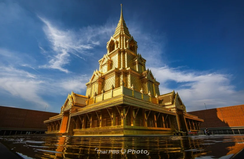 เครื่องยอดอาคารรัฐสภา ชั้น 11 เป็นที่ประดิษฐานพระสยามเทวาธิราช