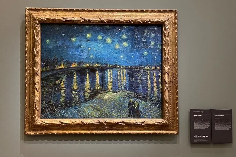 La Nuit étoilée หรือ The Starry Night อีกเวอร์ชันหนึ่งซึ่งวาดในปี 1888 ปัจจุบันจัดแสดงที่พิพิธภัณฑ์ Musée d’Orsay ในปารีส [ภาพโดยผู้เขียน เมื่อปี 2022]