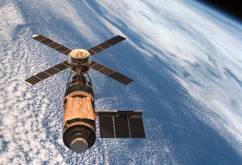 ภาพสถานี Skylab ถ่ายจากยานอวกาศที่กำลังเข้าเทียบท่า