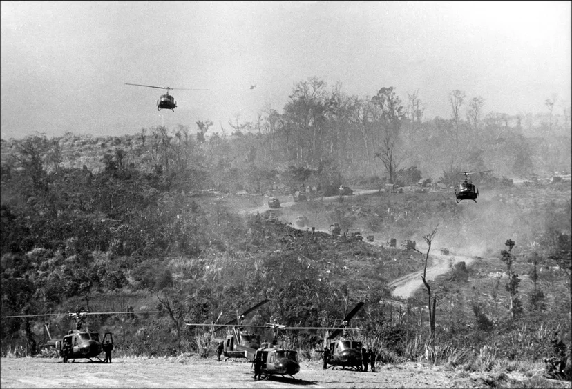 เฮลิคอปเตอร์ของสหรัฐอเมริกาลงจอดบนชายแดนลาว สกัดกั้นกองกำลังบนเส้นทางโฮจิมินห์ (Photo by / AFP)