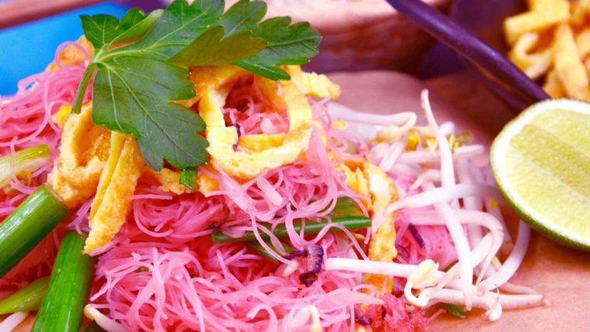 ผัดหมี่สีชมพู เมนูที่มีความคล้ายกับก๋วยเตี๋ยวผัดกะทิ